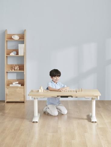 孩子体态养成要趁效选对儿童学习书桌很重要