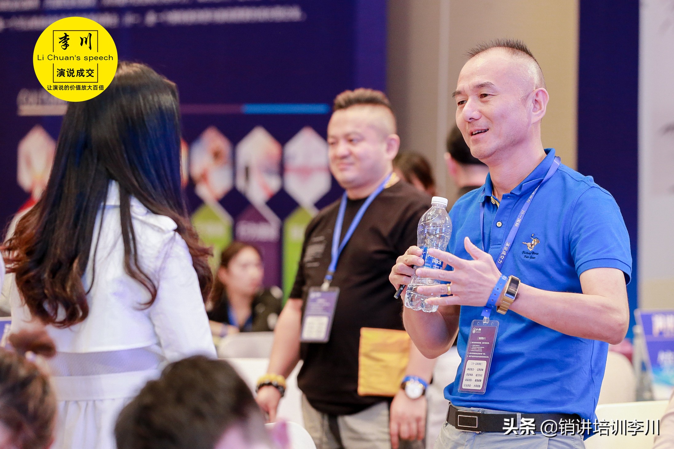 销售员应该怎么跟顾客聊天,销售员怎么跟顾客介绍产品