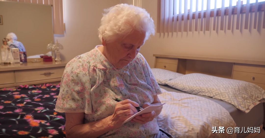 93岁奶奶恶搞27岁孙子一夜爆红！千万网友实力围观：奶奶太坑了！