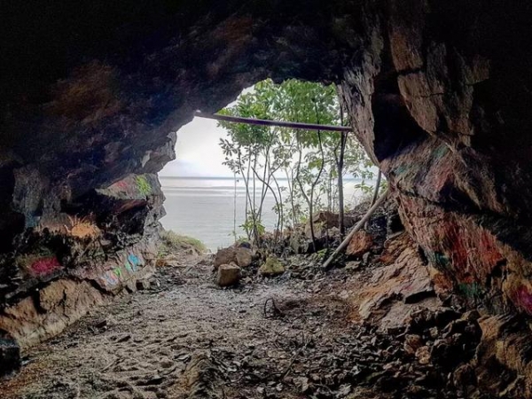 男子投资50万带老婆住山洞,48岁男子卖掉豪宅