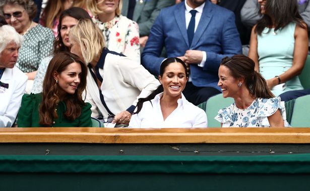 梅根王妃被曝安排座位时耍心机,强势插入凯特姐妹,怕落单被嘲笑