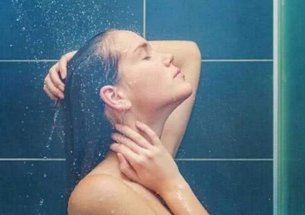 女性洗澡时最好自检这几个部位,女性洗澡哪个部位不能洗