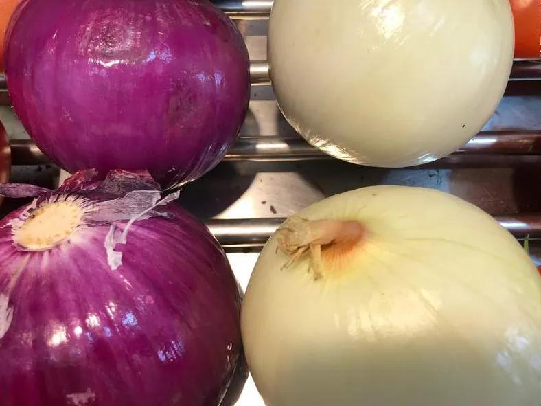 洋葱是买红的还是白的好,购买洋葱干红