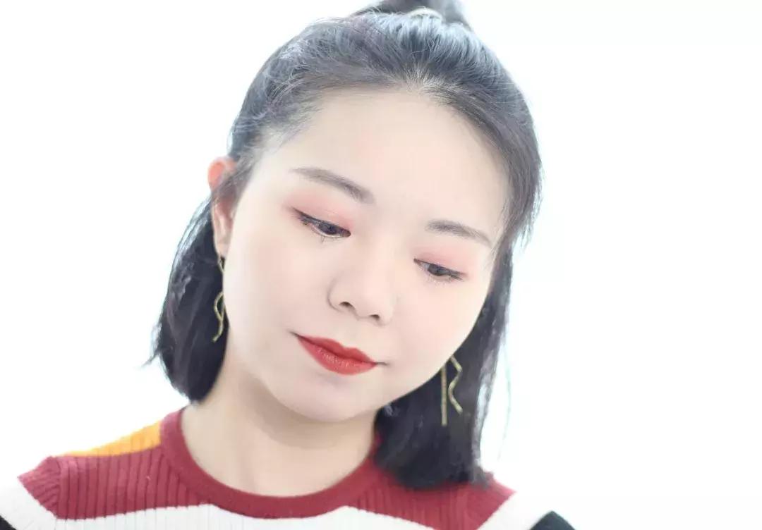 黄皮看过来开价口红试色,黄皮入手豆沙色