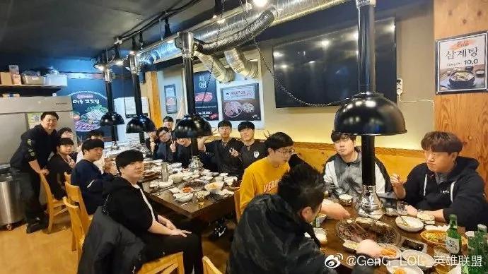 Rookie向白银偷学技术；新稻草人模型太吓人了