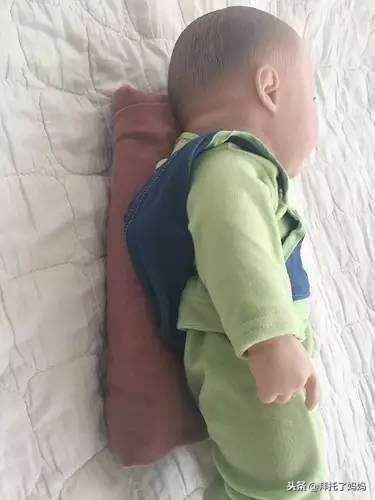 宝宝偏头睡觉怎么纠正最有效,一岁宝宝偏头睡觉如何矫正