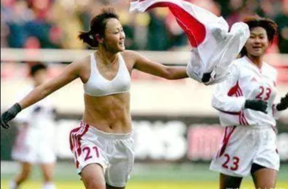 女足队员秀腹肌,女足队长秀六块腹肌