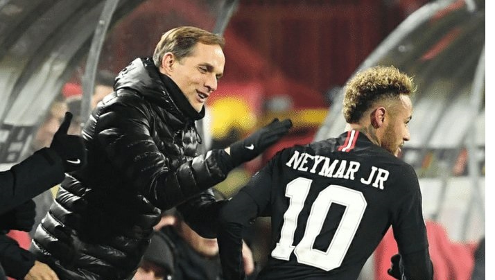 内马尔在台上看比赛被球迷挑衅,内马尔对待球迷暖心时刻