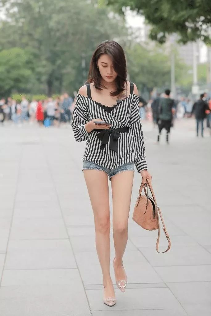 人与人之间的友情因金钱变了,人与人之间的关系靠的是钞票