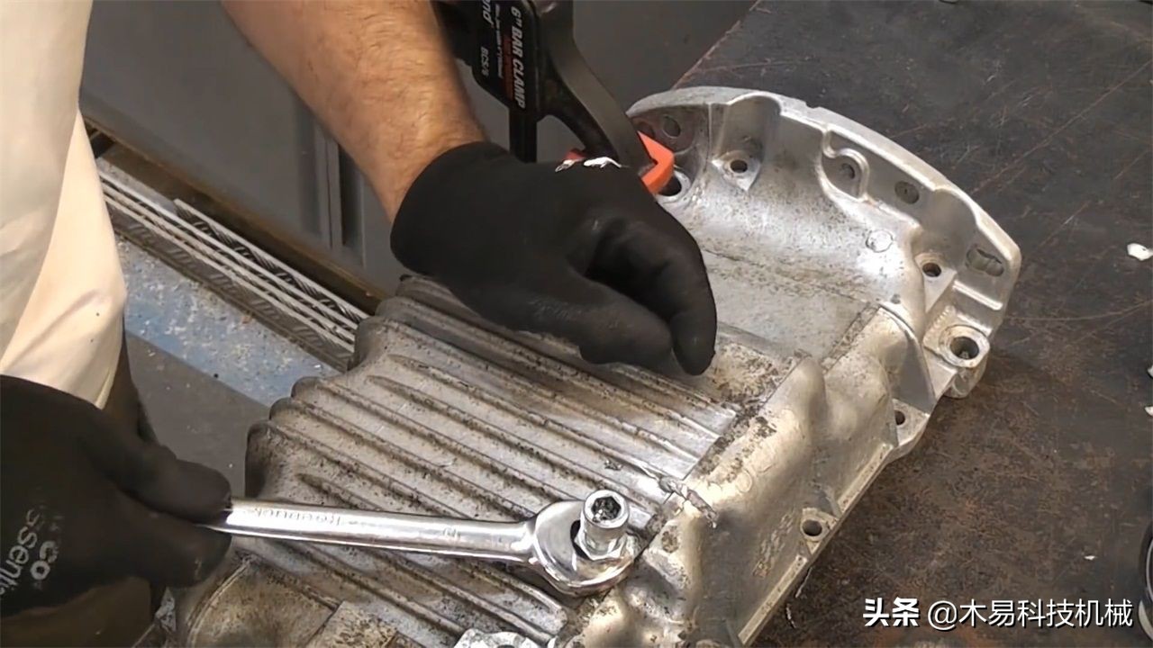 螺丝螺母折断,咋办?看外国“牛人”如何取出