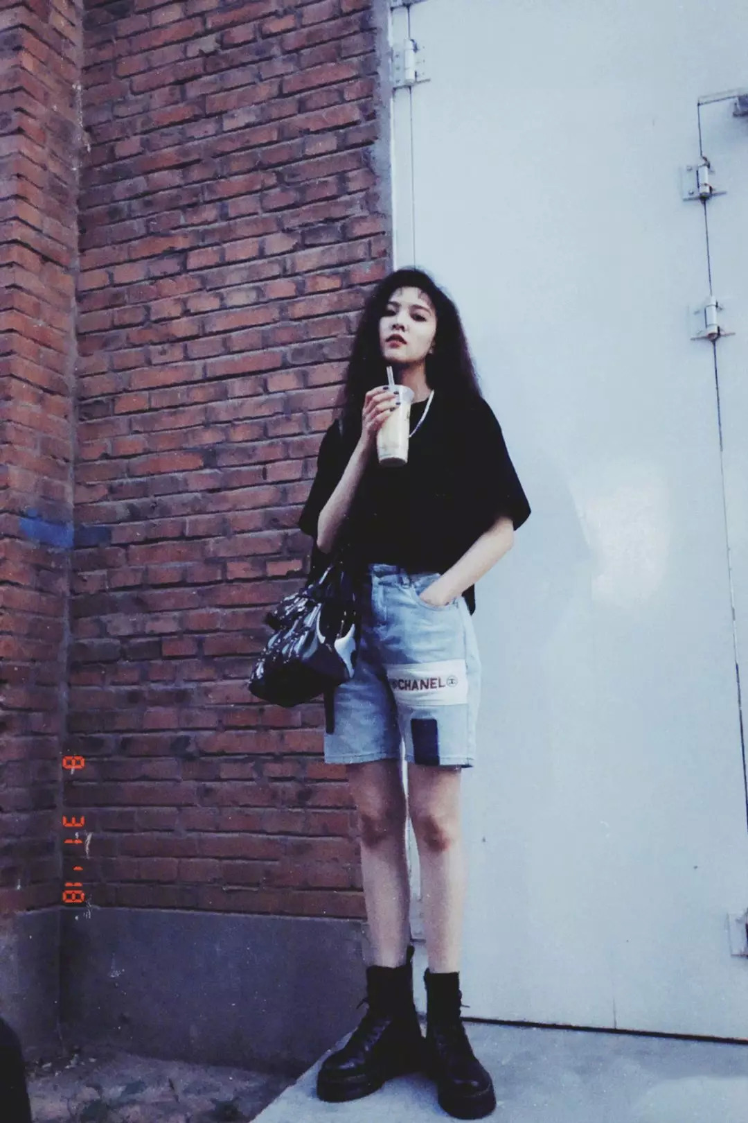 一点也不热，酷妹的马丁靴里都有空调