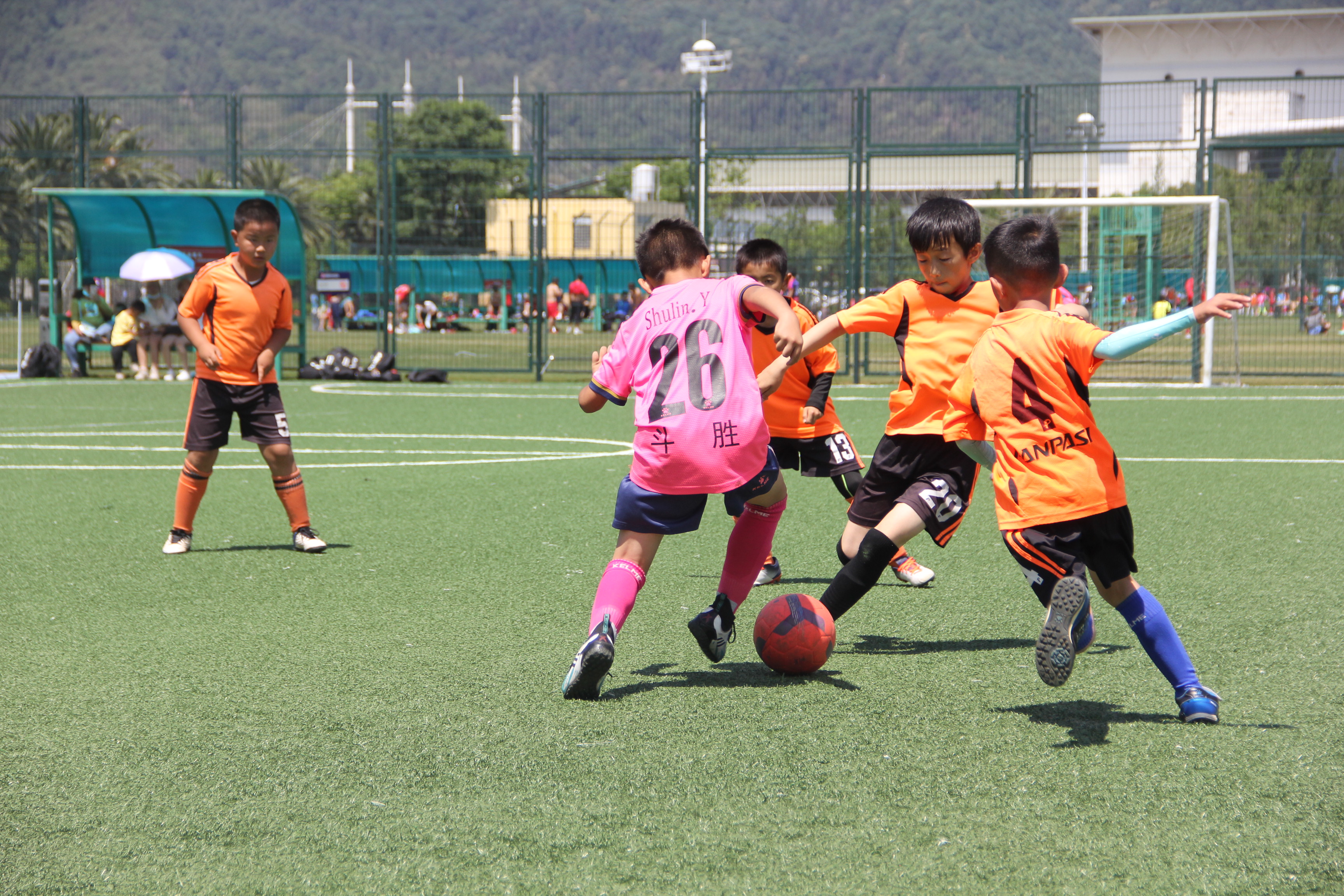 感受乐趣，健康成长：昆明眼科医院第三届校长杯少儿足球赛开赛