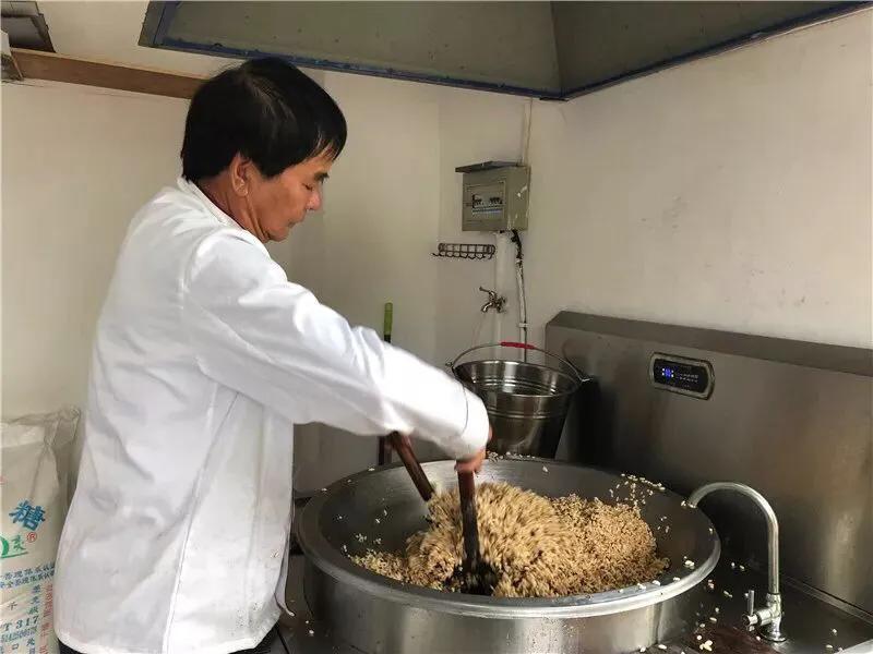 宁波这家小店的冻米糖又酥又香，老师傅做了40多年