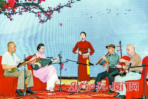 比讲解拼服务考应变导游秀出十八般武艺