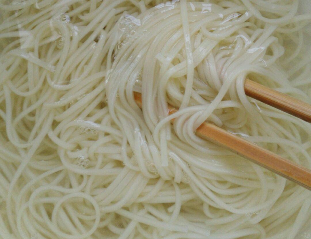 煮面条面条成团怎么补救,煮面条粘成一坨怎么吃