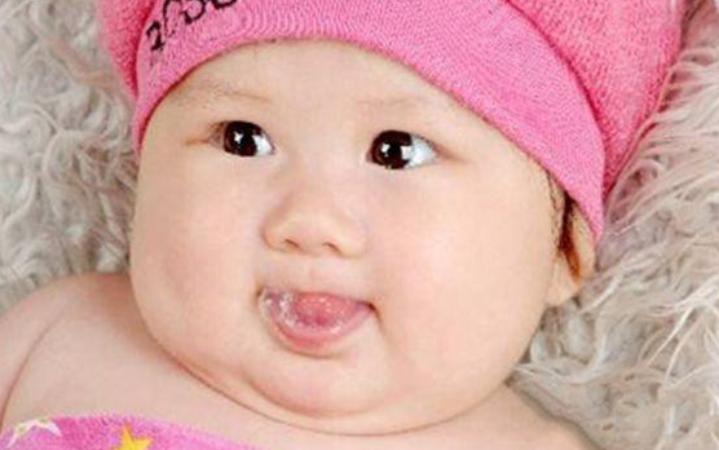 宝宝嘴里流泡泡口水,口水疹淹脖子了怎么处理