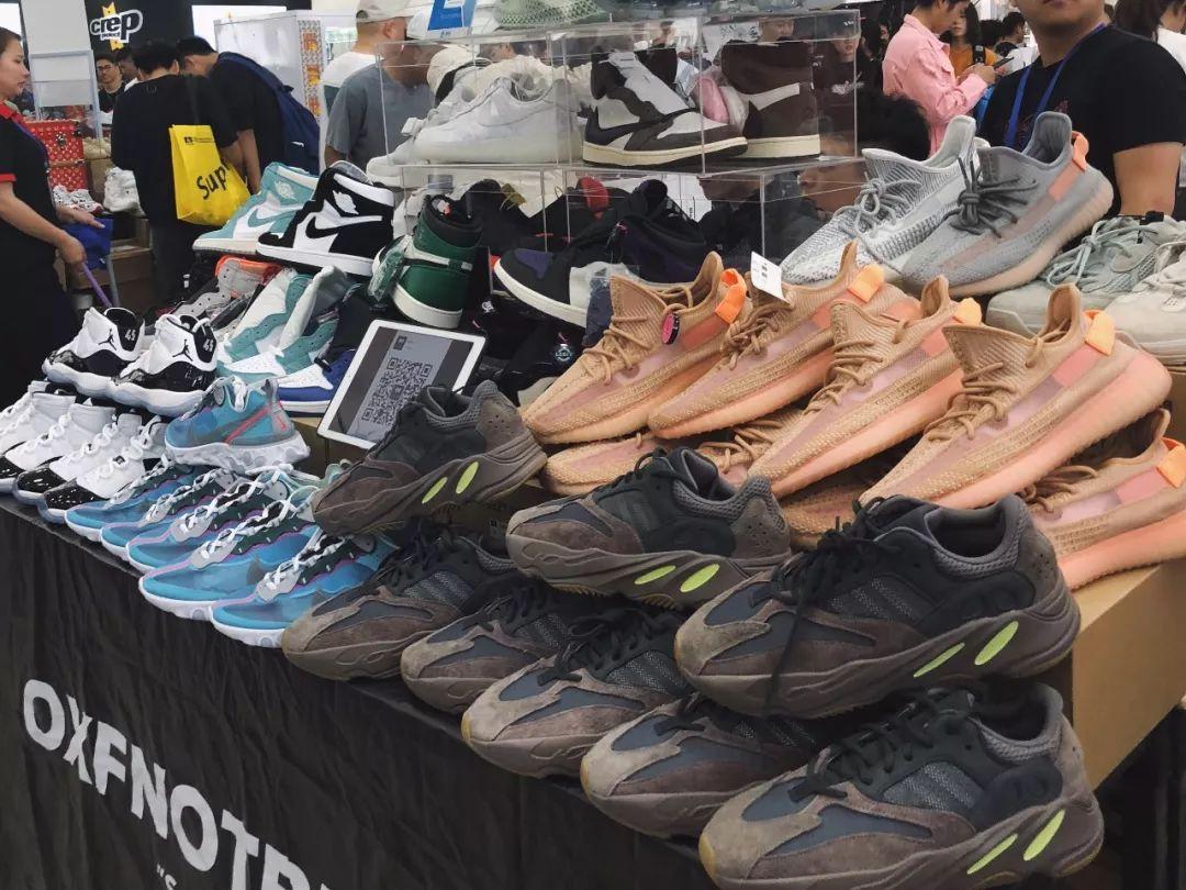 大学生一个月生活费给男朋友买鞋,大学生一个月生活费800可以吗