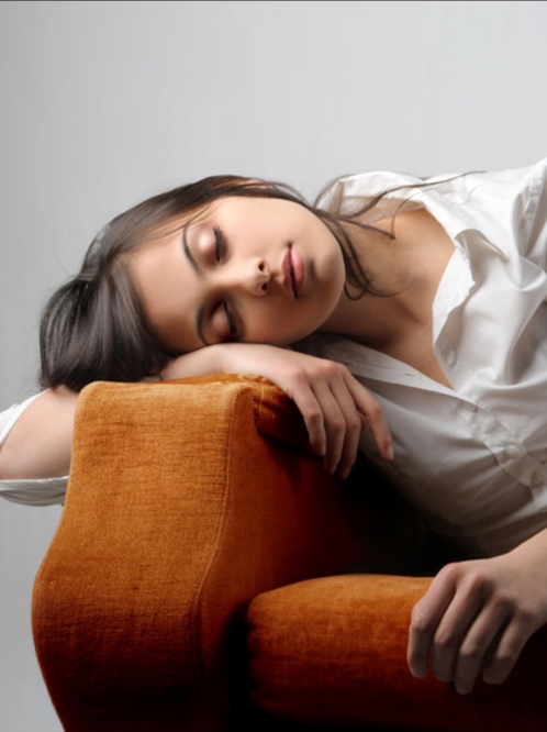 女人睡觉时,要扎发还是散发?我做错多年,难怪掉发快,发际线高