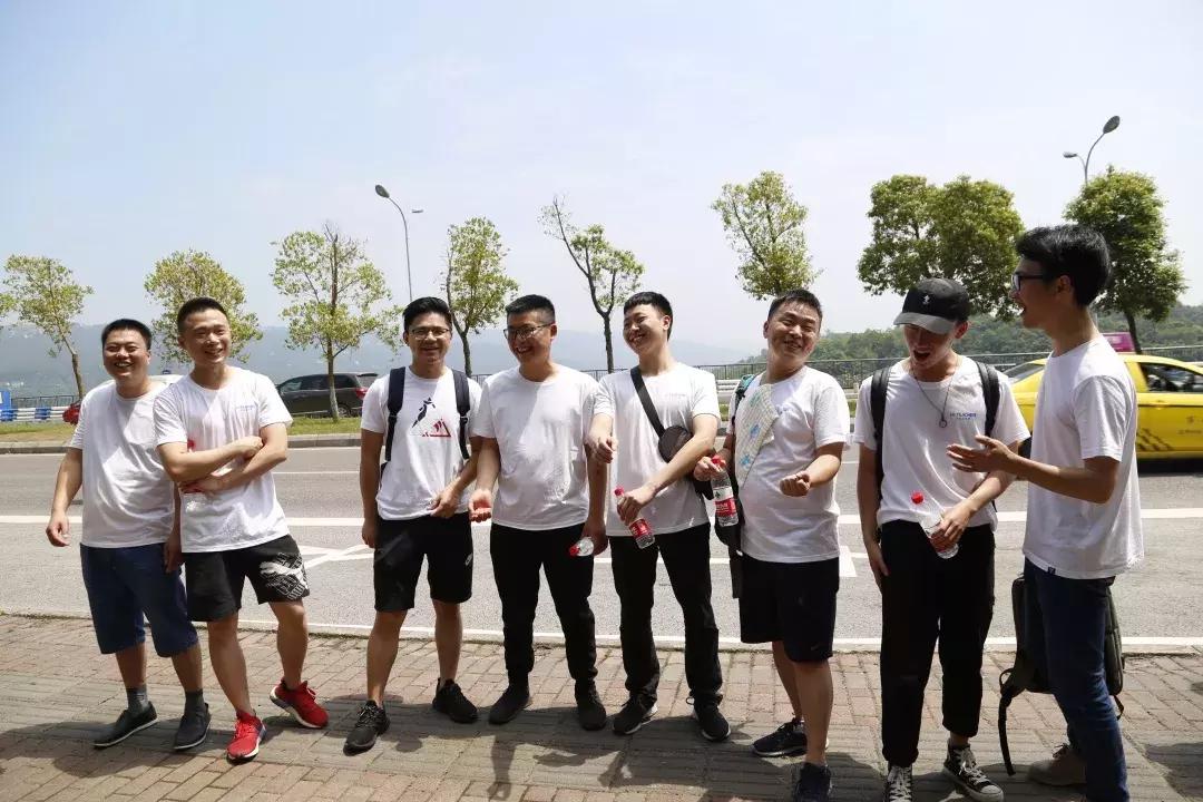 好老师教育“风雨同行十五载，携手并肩再奋进”主题拉练活动启动