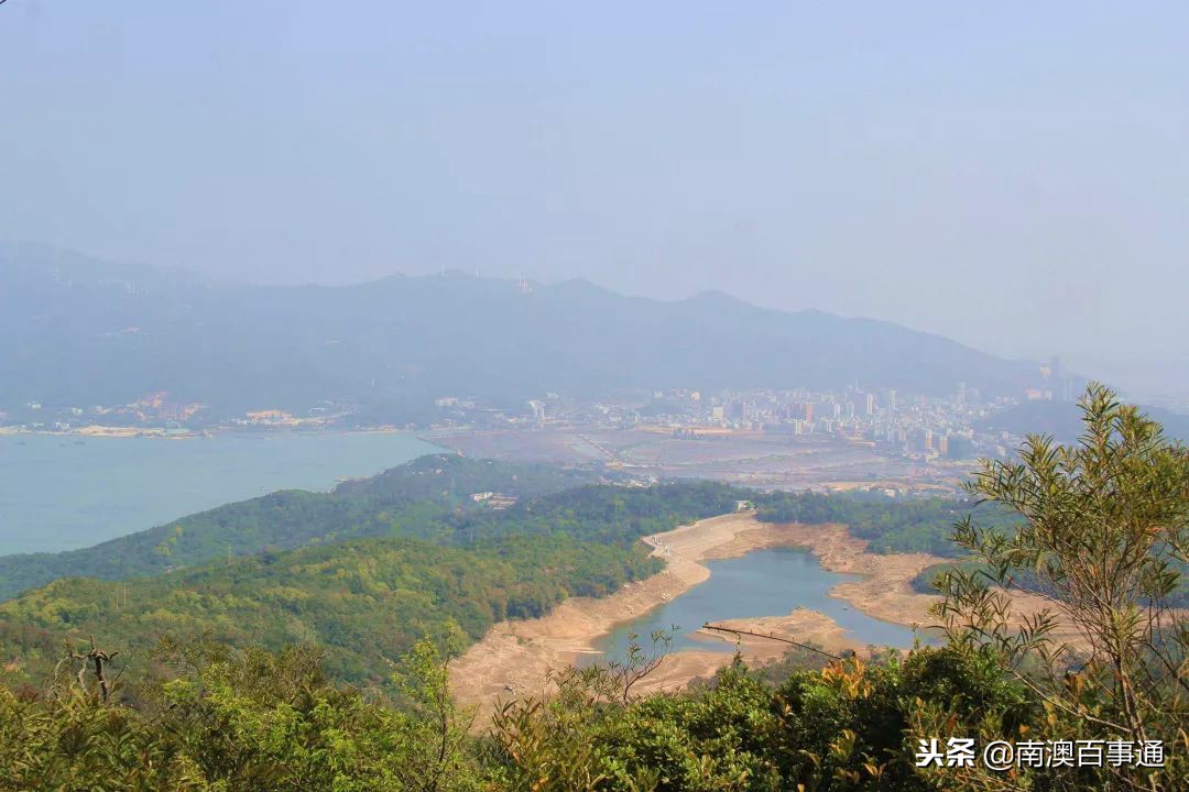 登上山顶鸟瞰全景,汕头濠江山顶看海