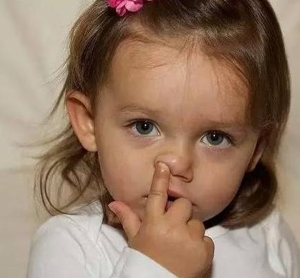 经常挖鼻孔的孩子,挖鼻孔的孩子