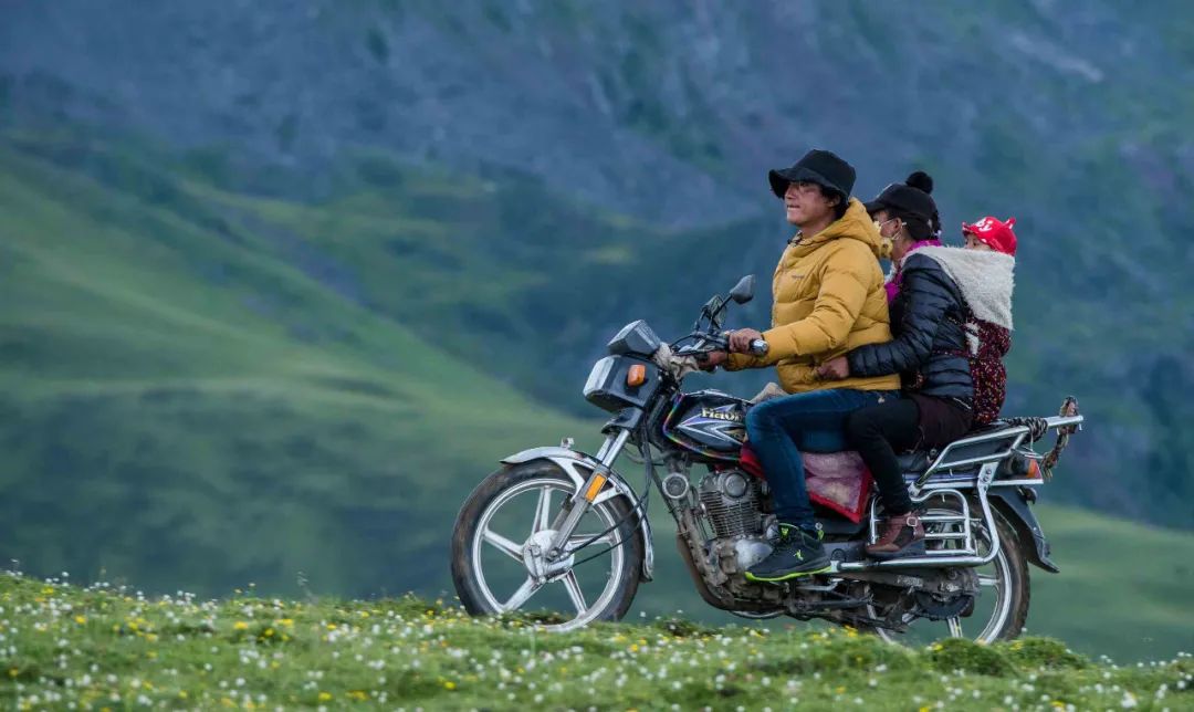 在脱贫攻坚一线的战友,向战斗在一线的扶贫战友致敬