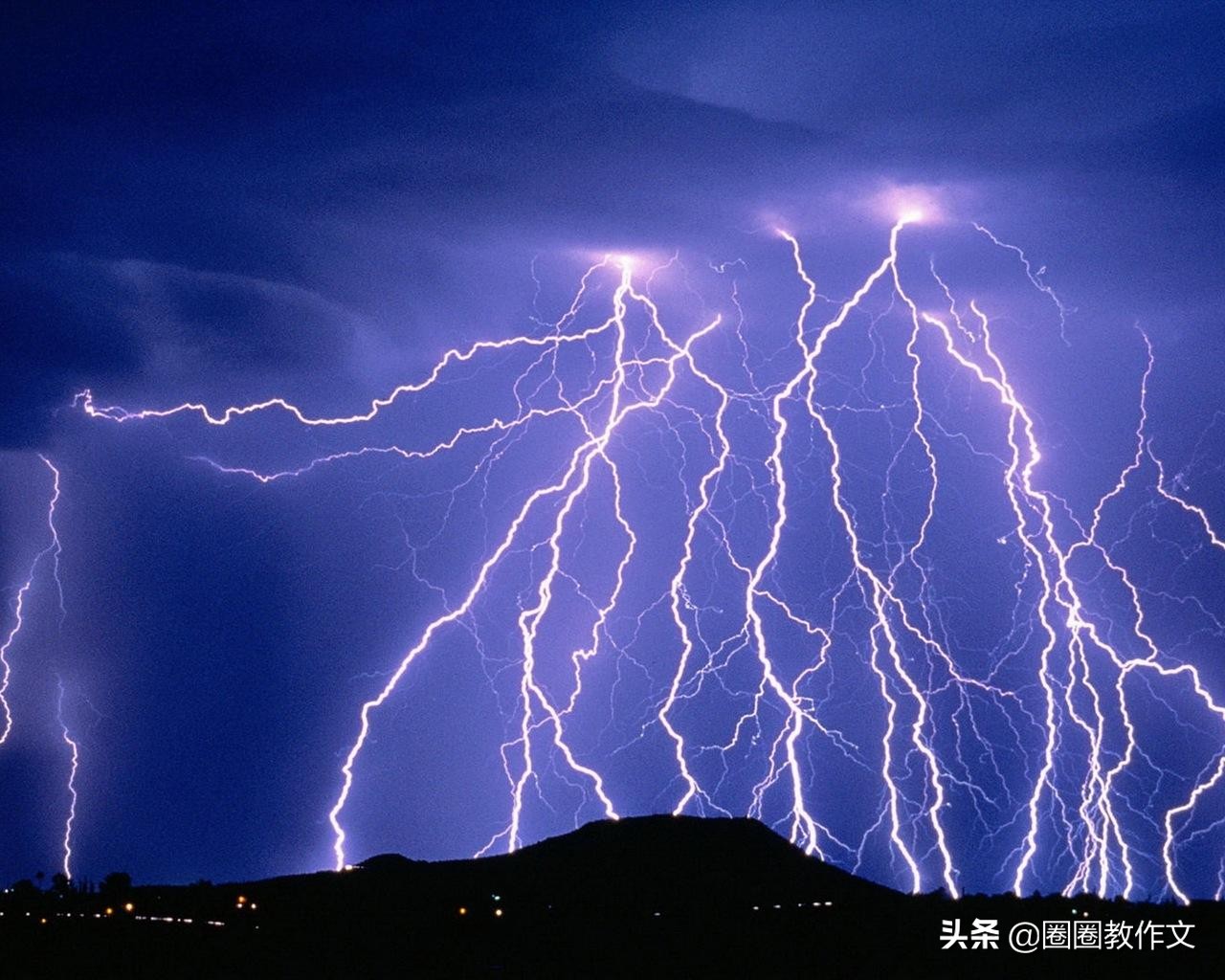 大雨下的电闪雷鸣的夜晚,电闪雷鸣风雨交加的夜晚素材