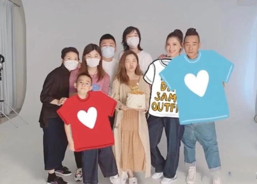 应采儿穿黑裙戴墨镜超霸气,应采儿产后首露面晒自拍