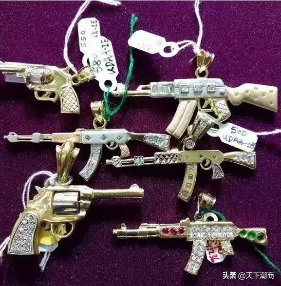 这位卖大金链潮籍大妈是继老干妈之后，又一个征服美国的女人