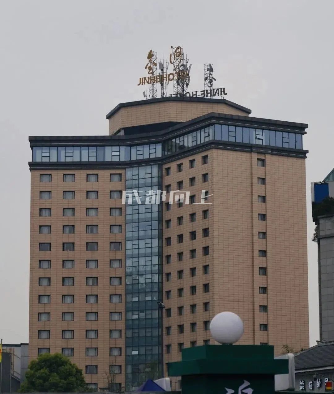 如何让成都变东京？网友：大LOGO收敛点