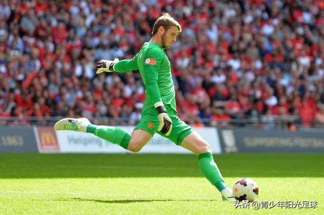 长传球踢不高怎么办踢不起来,踢长传球脚是勾起还是绷直