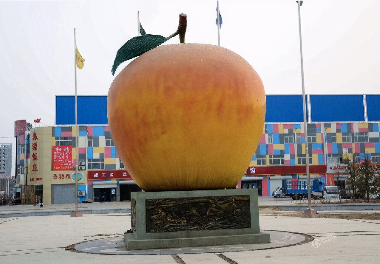 从荆州关公到贵州女神：中国建筑为啥越建越大、越建越土？