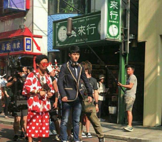 马蓉女儿王子珊近照曝光,马蓉衣着时尚现身机场