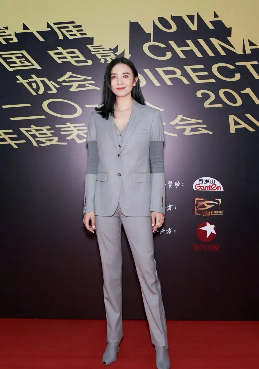 宋佳穿高级感西装,宋佳缎面西装搭皮鞋气场十足