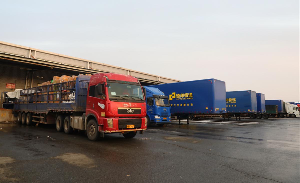 快递分拨中心双十一视频,双11快递分拣视频热火朝天