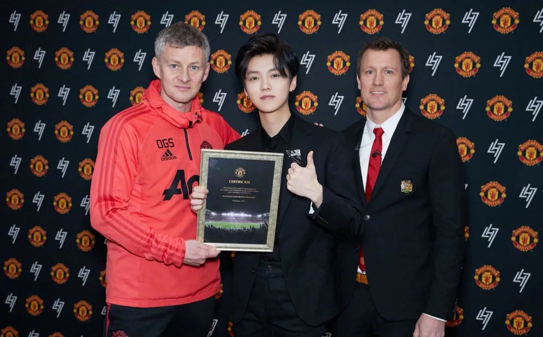 为拿不到偶像签名照而苦恼？看鹿晗、王一博上演教科书式的追星