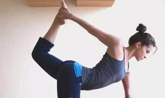 明星溜肩矫正前后,缩肩的危害