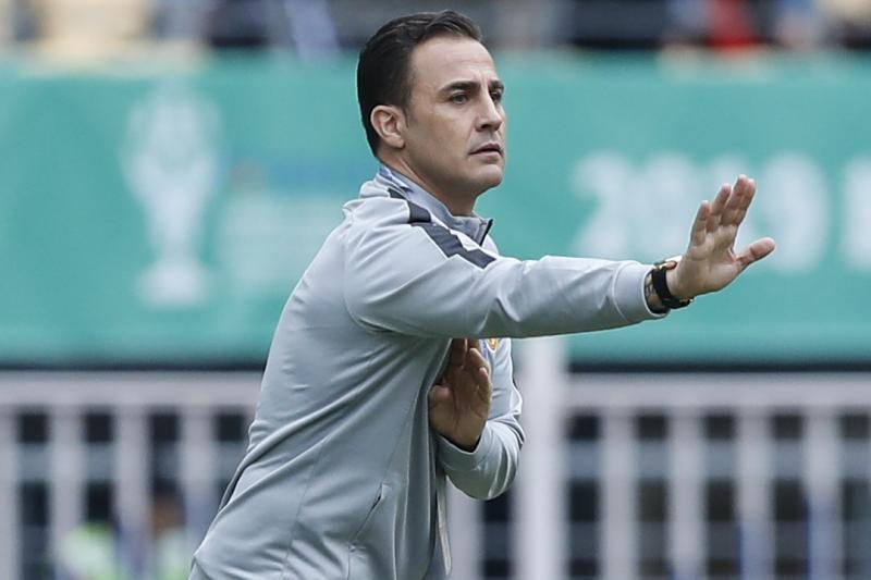 中国足球输了韩国主播笑出内伤,中国足球输越南直播实况报道