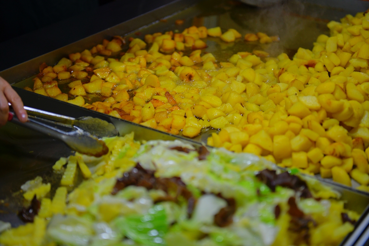 成都建设路美食街和春熙路哪个好,探寻成都更具特色的美食街