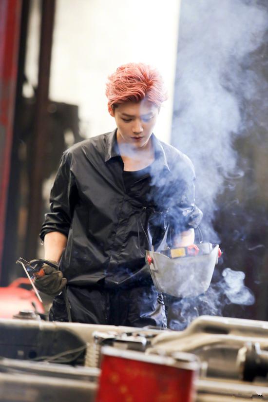 鹿晗三个人高街穿搭,鹿晗潮男穿搭