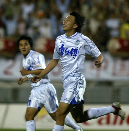 深圳新鹏城终迎中超历史首胜,中超武汉5-2逆转送青岛11连败