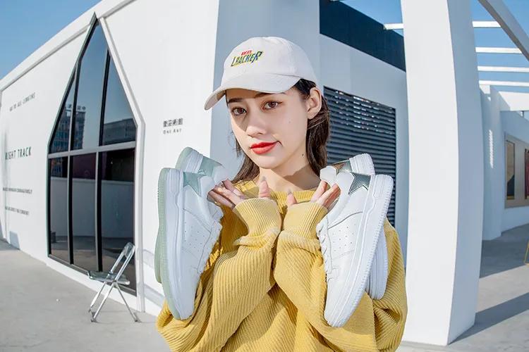 别再盯着外国大牌了！潮鞋选国货之光，100种时髦穿法随便造