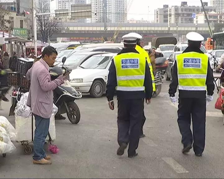 水果批发市场内堵车怎么解决,人多车多路上堵