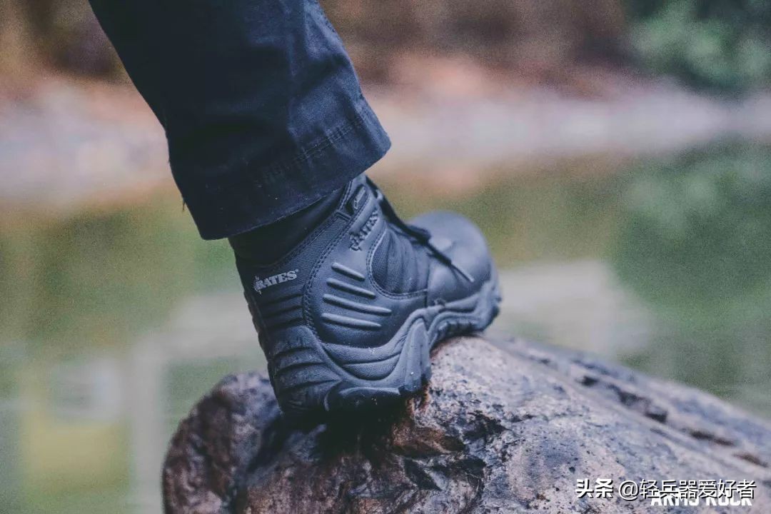穿什么鞋更好的保护脚,军靴既能透气又能防水吗