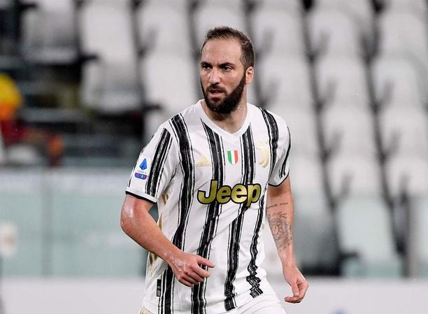 伊瓜因为什么总丢单刀,曾经球场追风少年已变成油腻大叔