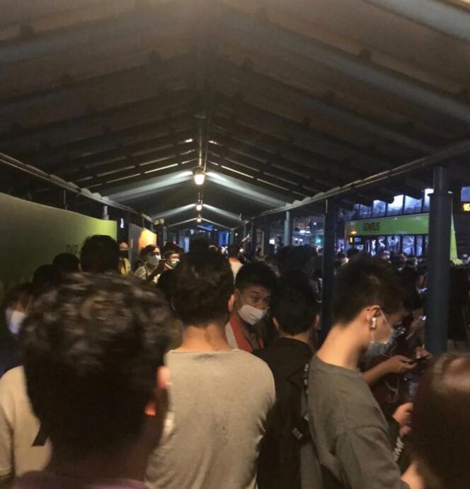 一大波视频+动图，带你感受地铁大瘫痪后的新加坡人人从从从众