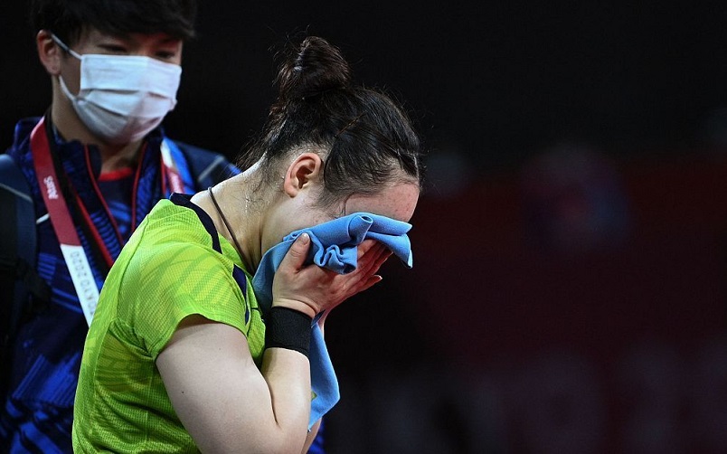 孙颖莎和伊藤美诚台下互动,孙颖莎对伊藤美诚撒娇