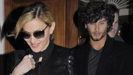 63岁麦当娜牵90后男友现身,麦当娜与小35岁新男友合照