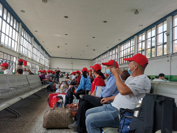 周至首批“采椒工”赴疆摘辣椒