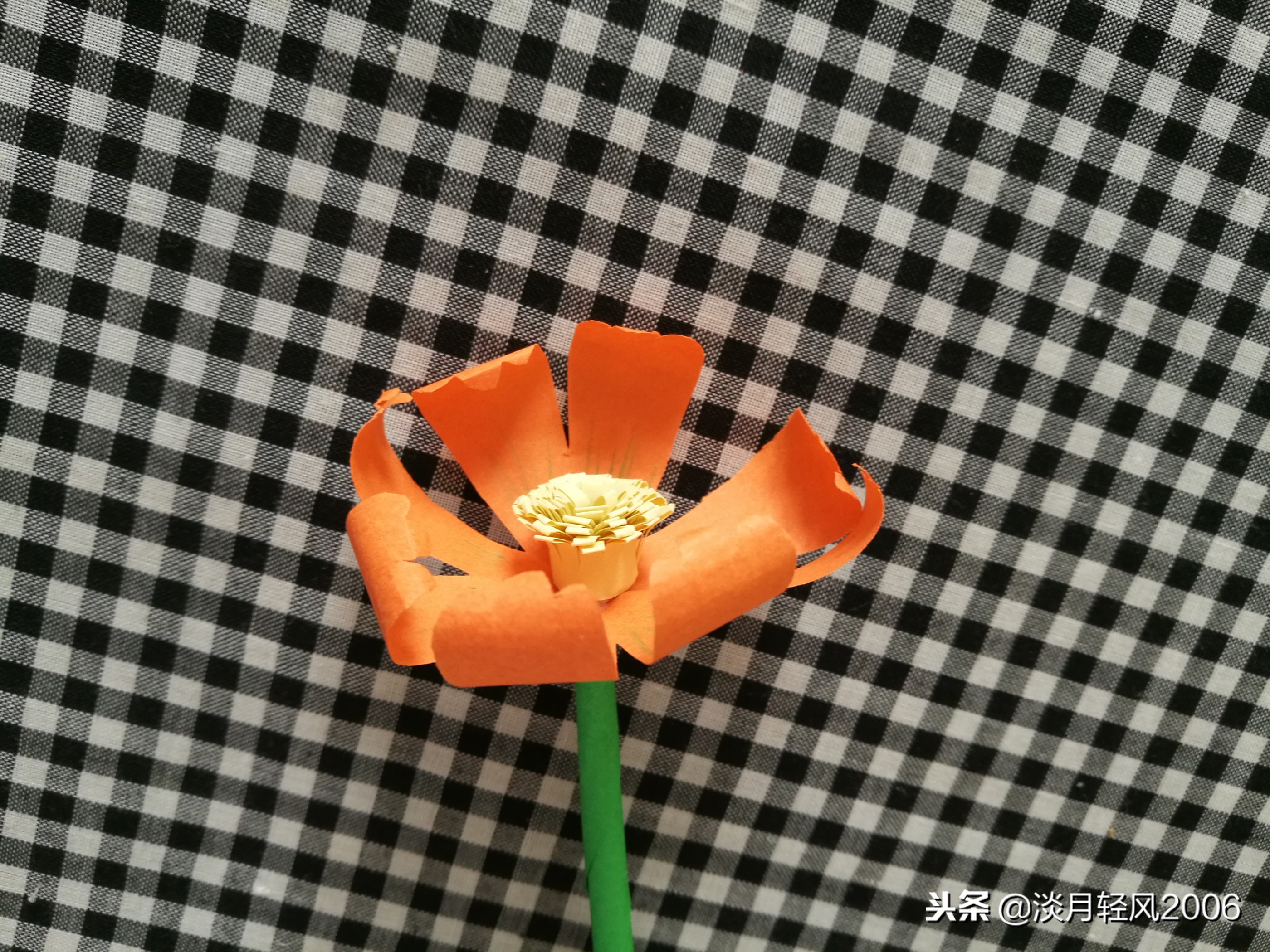 卡纸手工制作小花,用卡纸和棒棒糖做小花送给孩子